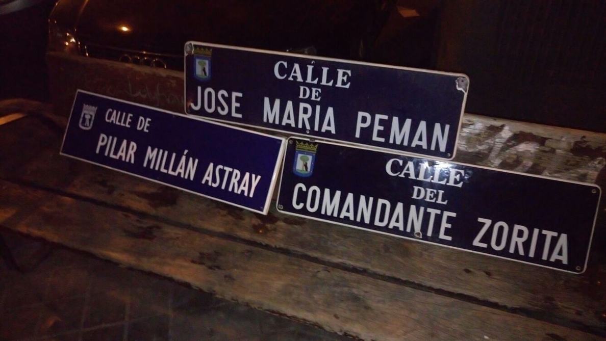 Retiran simbólicamente algunas placas franquistas de las calles de Madrid para exigir su desaparición
