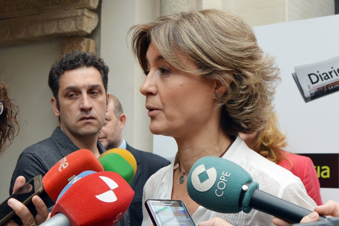 García Tejerina afirma que la declaración de Rajoy refleja la «absoluta colaboración del PP con la justicia»