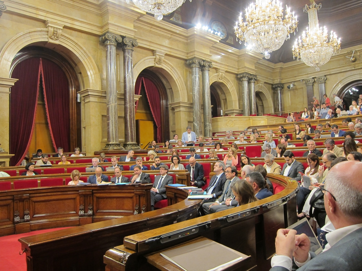 Puigdemont lamenta el «show» de la Guardia Civil en el Parlament y la Generalitat