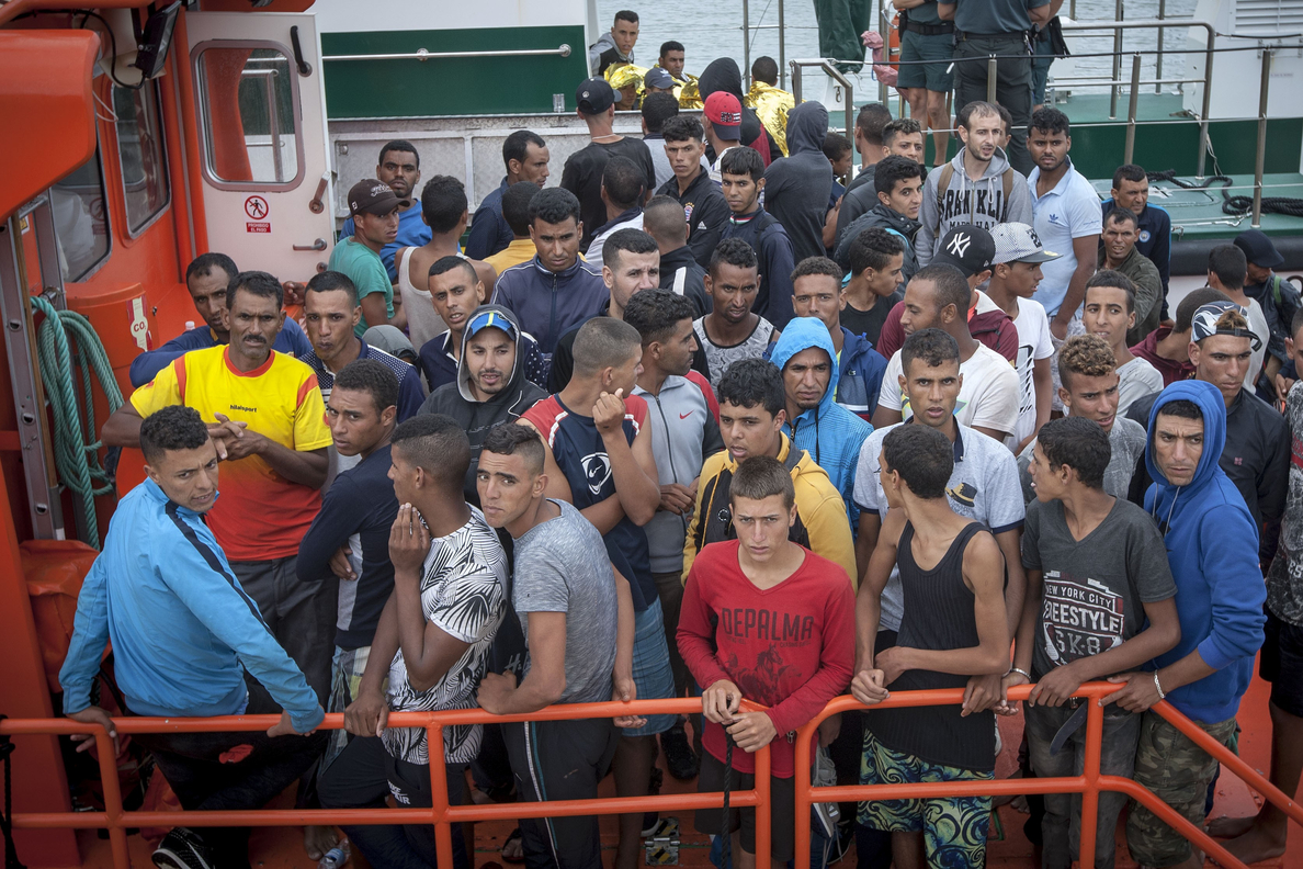 Rescatados 33 inmigrantes, 15 menores, en una patera en la costa de Cádiz