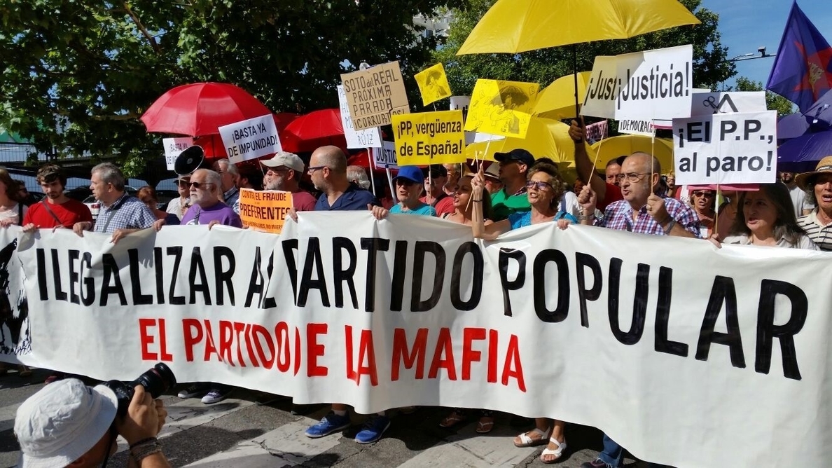 Un centenar de manifestantes de »Rodea el Congreso» critican «trato preferente» del tribunal «al delincuente Rajoy»