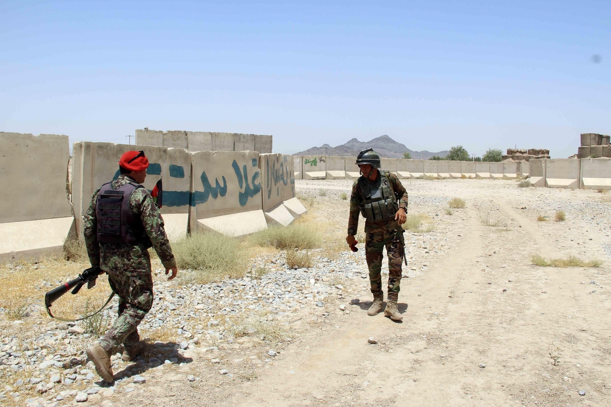 Al menos 26 soldados muertos en un ataque talibán a una base militar en Afganistán