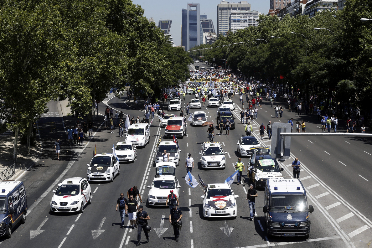 Miles de taxistas se manifiestan en Madrid para pedir soluciones contra los VTC
