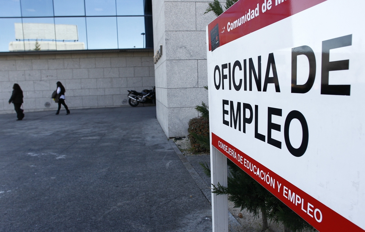 El paro baja en 15 comunidades en el segundo trimestre y todas crean empleo menos Castilla-La Mancha