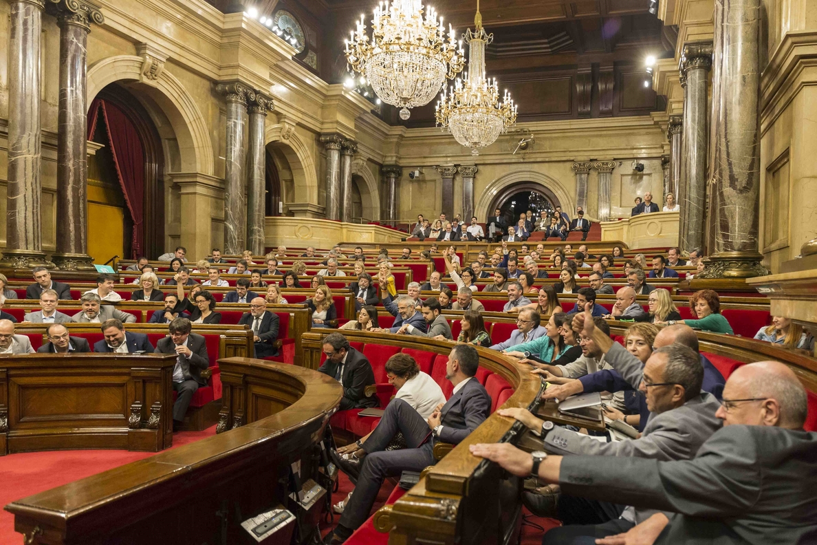 El Parlament aprueba la primera parte de la ley de la hacienda catalana