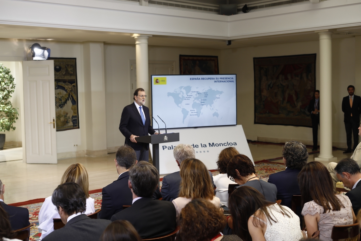 Rajoy dice que actúa para proteger a los catalanes de un proyecto «divisivo que se intenta imponer a las bravas»