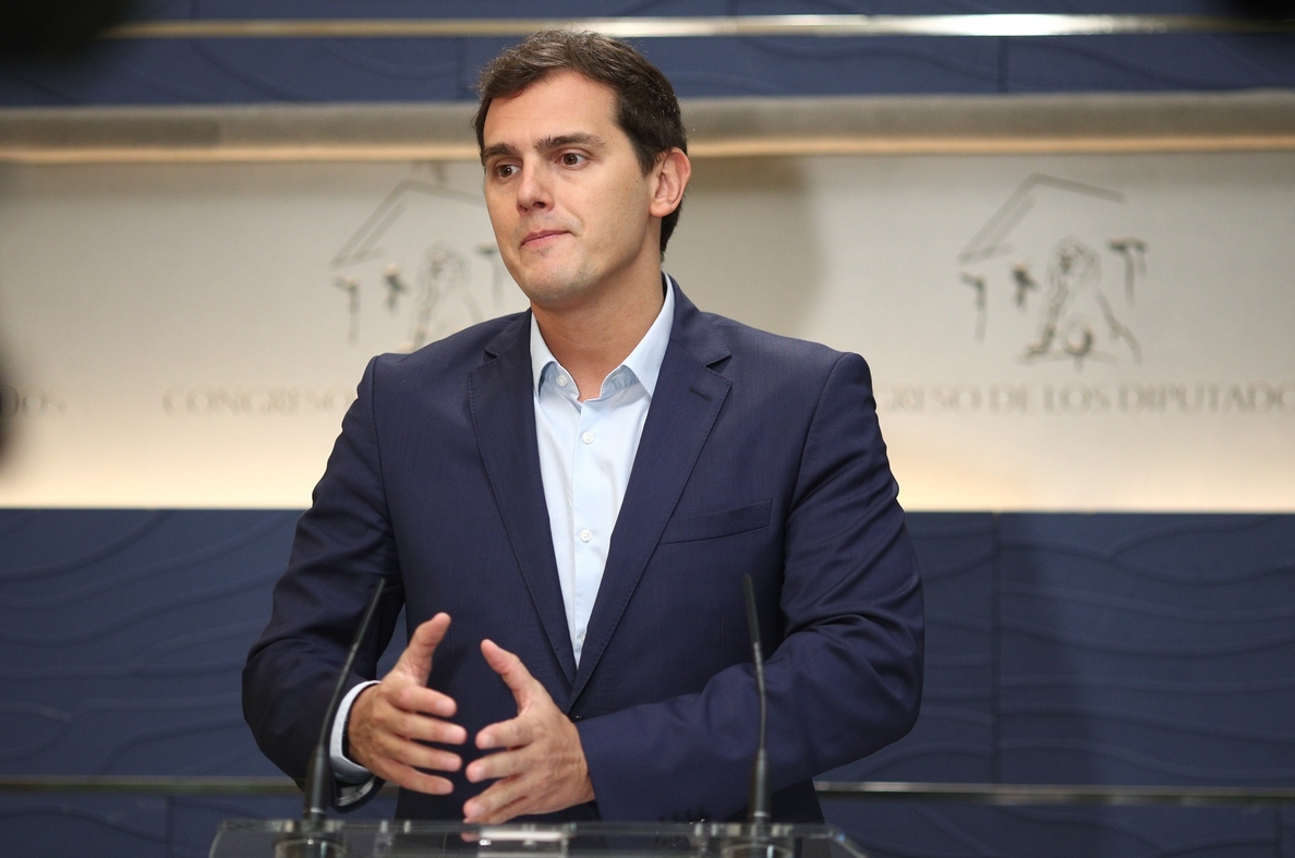 Rivera pide a Sánchez que abandone su «ambigüedad» sobre Cataluña y se posicione «nítidamente» con la Constitución