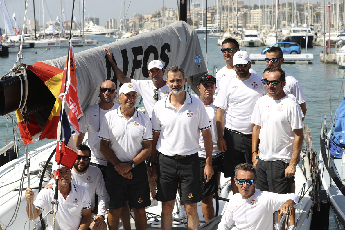 Felipe VI se embarca en el «Aifos» para competir en la Copa del Rey de vela