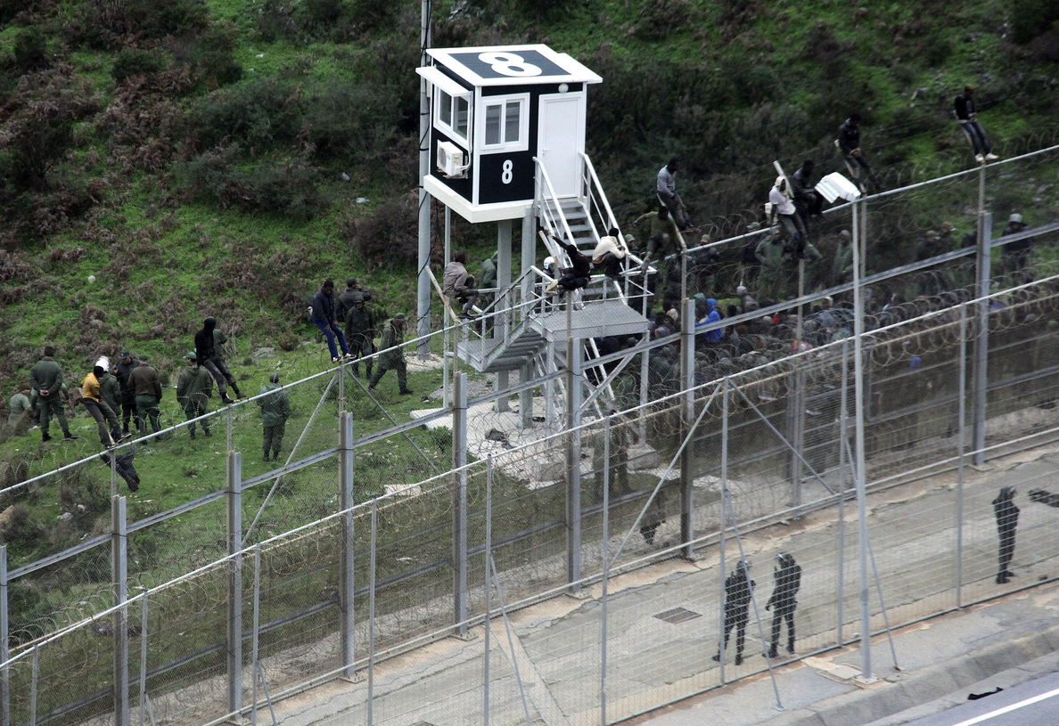 Cierran la frontera de Ceuta ante los constantes saltos masivos de inmigrantes