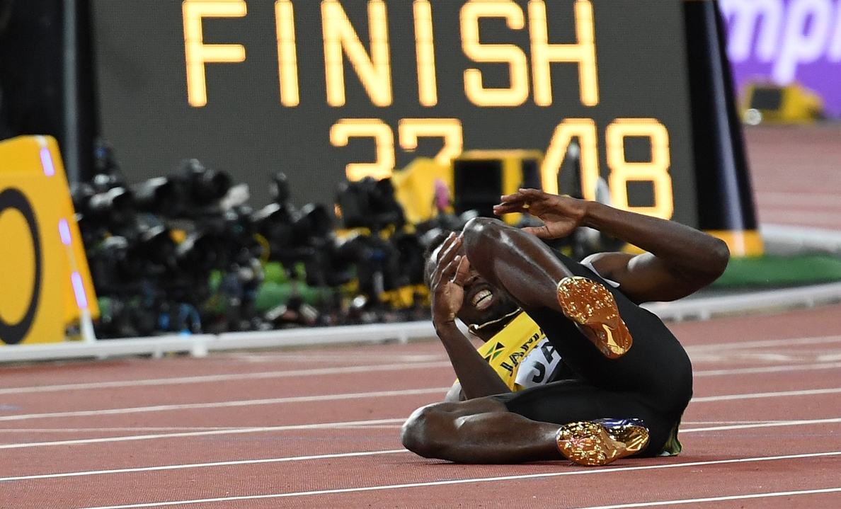 Bolt sufre un calambre en el isquiotibial izquierdo