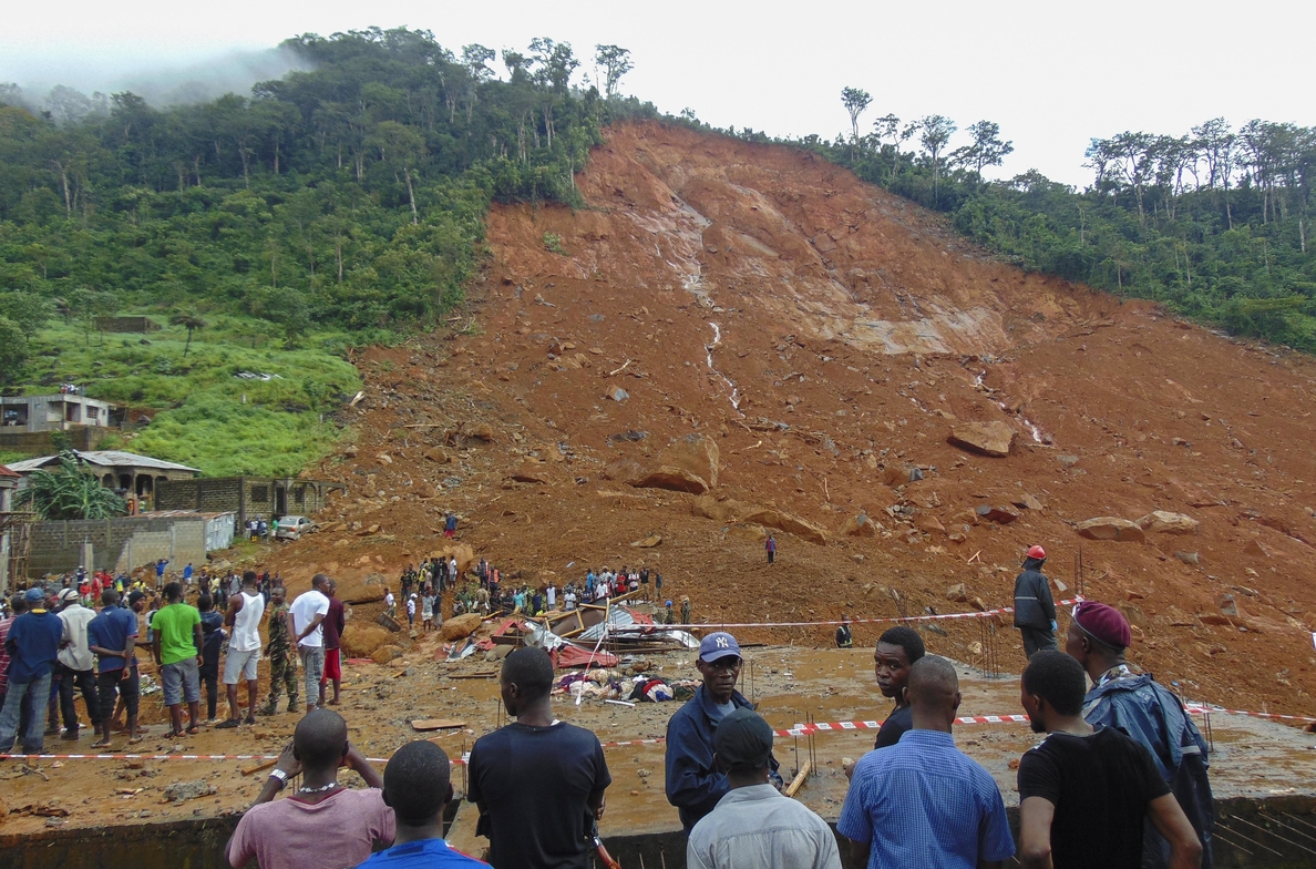 Los equipos de rescate trabajan para salvar a las personas atrapadas en Sierra Leona