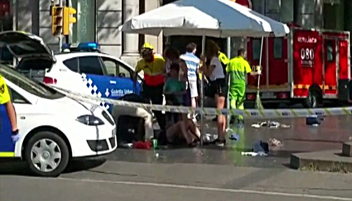 Al menos un muerto y veinte heridos en el atropello masivo de Barcelona