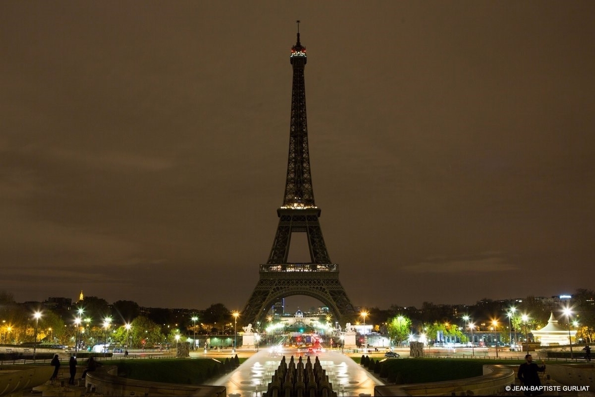 La Torre Eiffel de París apaga sus luces por las víctimas de Barcelona