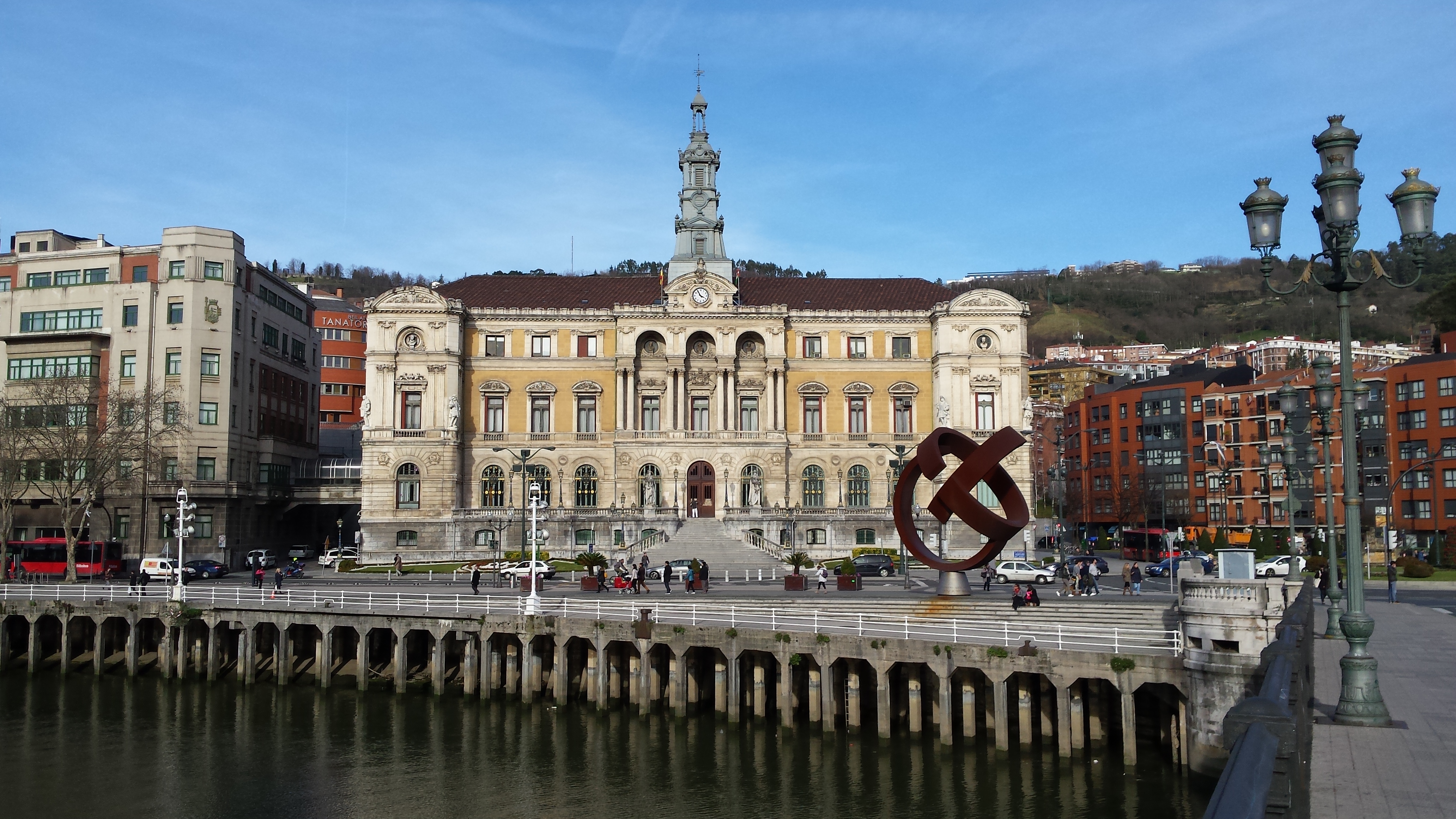 Bilbao, el único gran ayuntamiento que terminará el año en números rojos