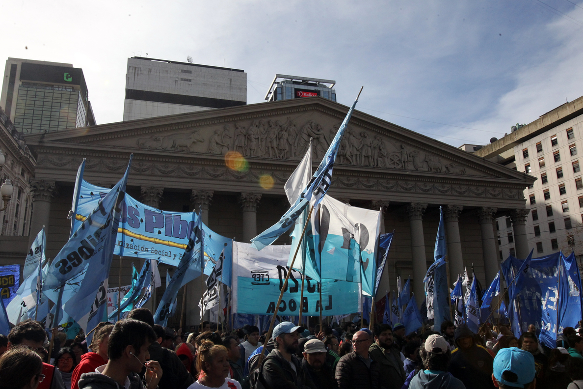 La mayor central obrera de Argentina se moviliza y amenaza con una nueva huelga