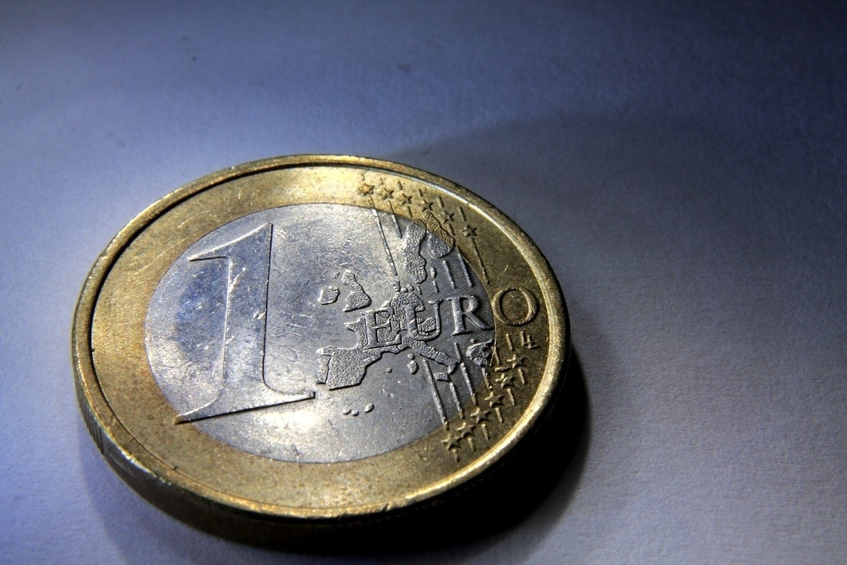 La libra se desploma mientras que el euro saca músculo