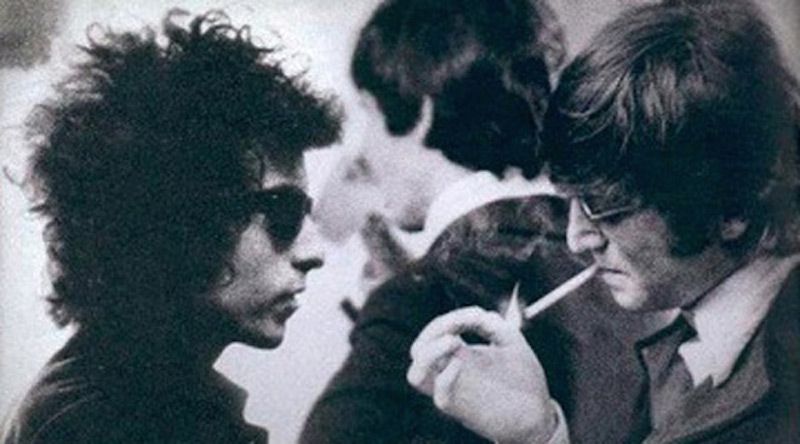 Bob Dylan enseña a fumar marihuana a los Beatles