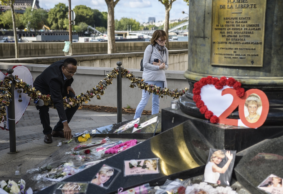 París hace del Puente del Alma un memorial improvisado en recuerdo de Lady Di