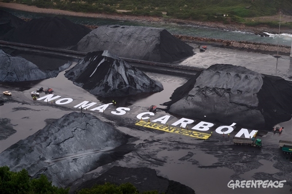El punto más contaminante de España amanece con un “no más carbón” de 1.300 metros cuadrados