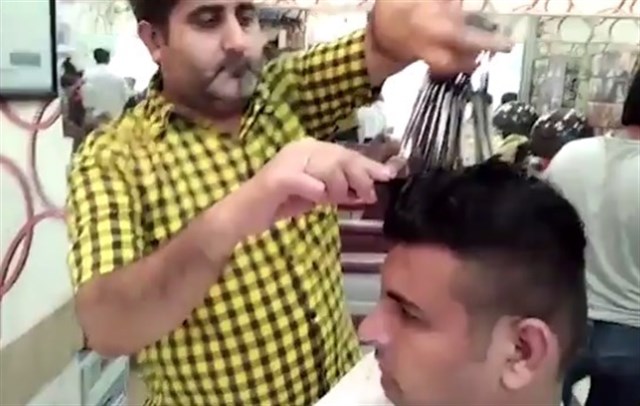 Este peluquero corta el pelo utilizando ¡15 tijeras al mismo tiempo!