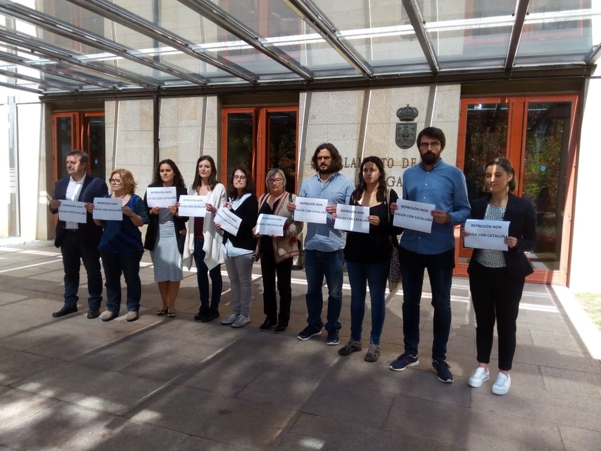 Diputados de En Marea y BNG se concentran ante el Parlamento gallego contra la «represión» en Cataluña