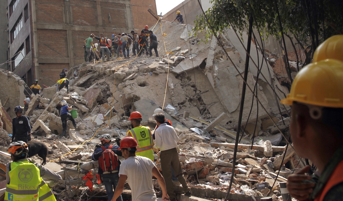 Miles de efectivos, a pico y pala para rescatar a los sepultados en terremoto