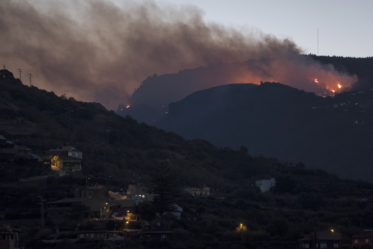 Autorizan el regreso a casa de los afectados por el incendio en Gran Canaria