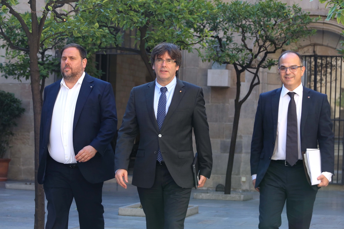 Puigdemont y Junqueras se reúnen en la Generalitat al día siguiente de las detenciones
