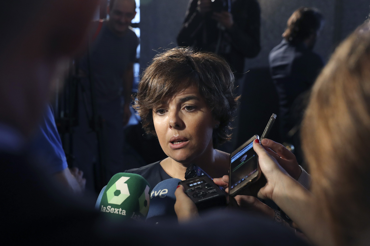 S.Santamaría insta a Puigdemont a no escudarse en la calle y reflexionar