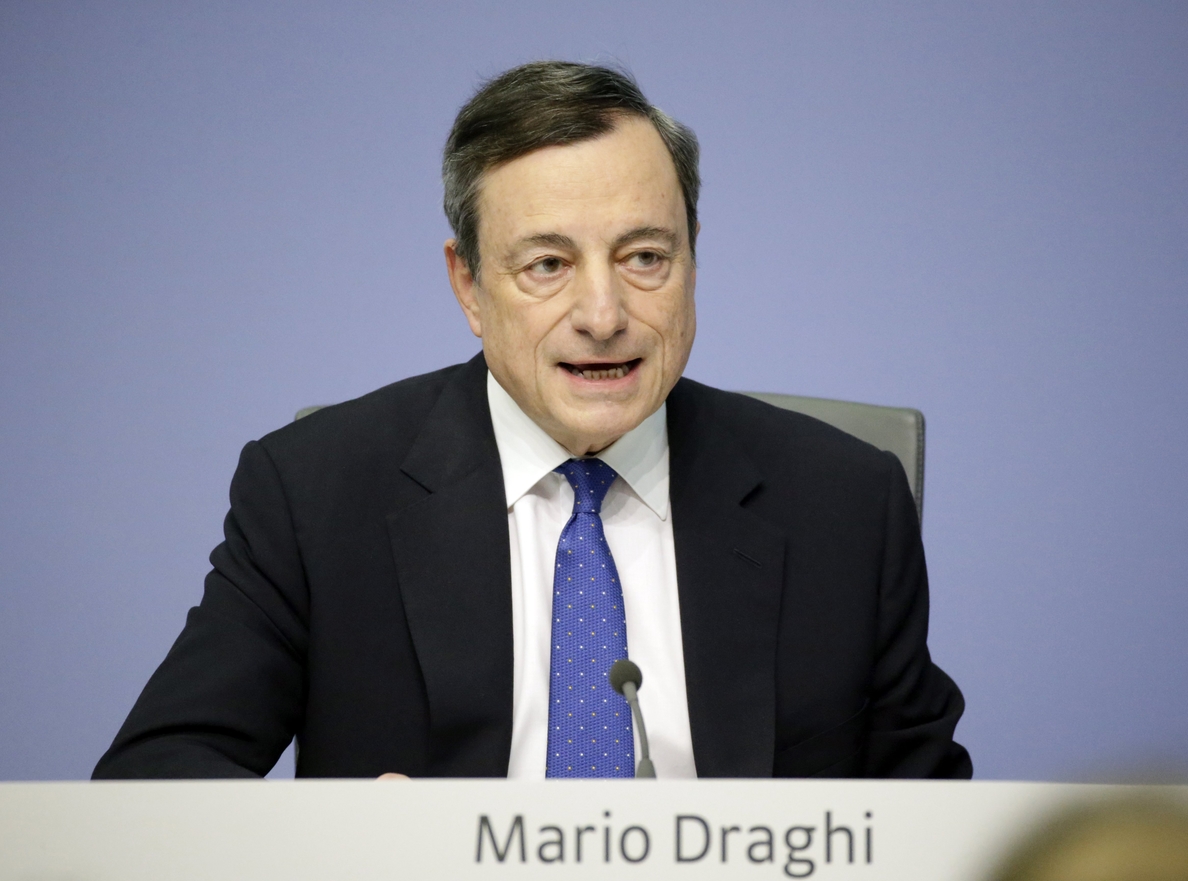 Draghi avisa DE que persisten «incertidumbres» y es necesario mantener los estímulos