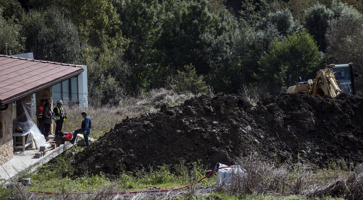 Dos trabajadores mueren sepultados en una zanja en Mungia (Bizkaia)