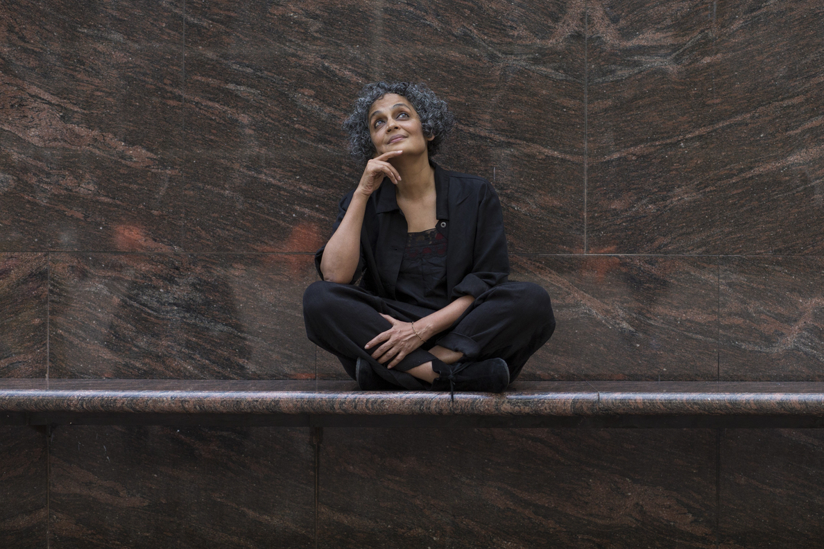 Arundhati Roy: «Solo la ficción es capaz de contar realmente la verdad»