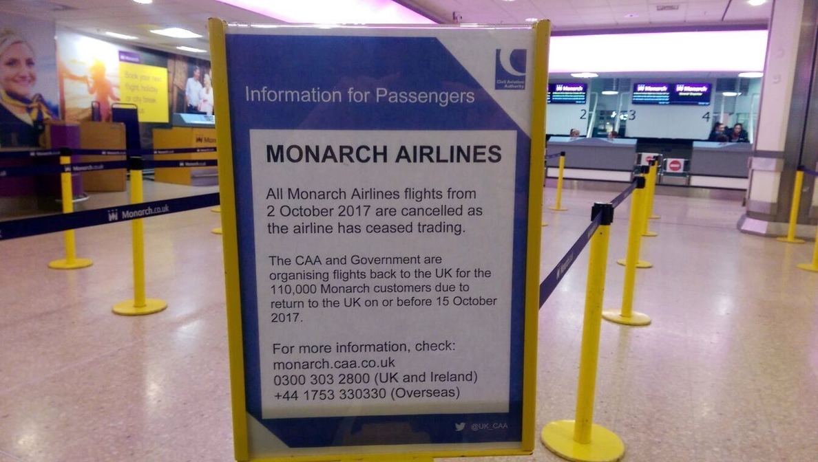 La aerolínea británica Monarch deja de operar y a 110.000 pasajeros varados