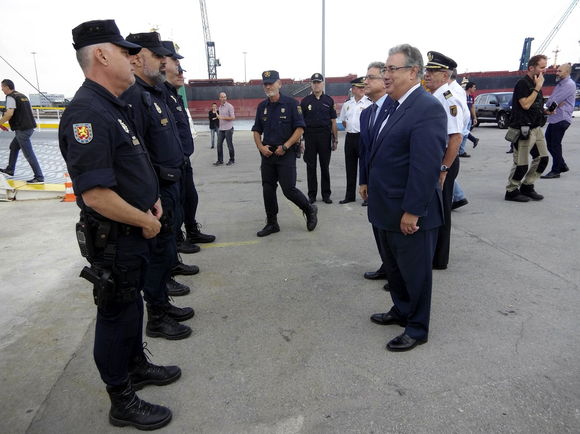 Zoido visita en Girona a policías y guardias civiles desplegados por el 1-O