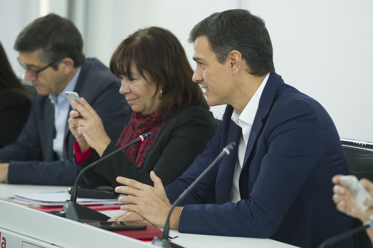 Rajoy y Sánchez, unidos contra el desafío independentista: sí al 155 y a la reforma de la Constitución
