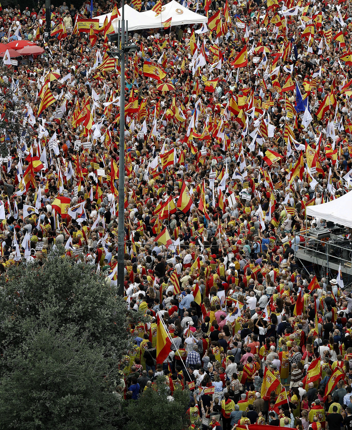 Miles de personas se manifiestan en Barcelona el Día de la Hispanidad