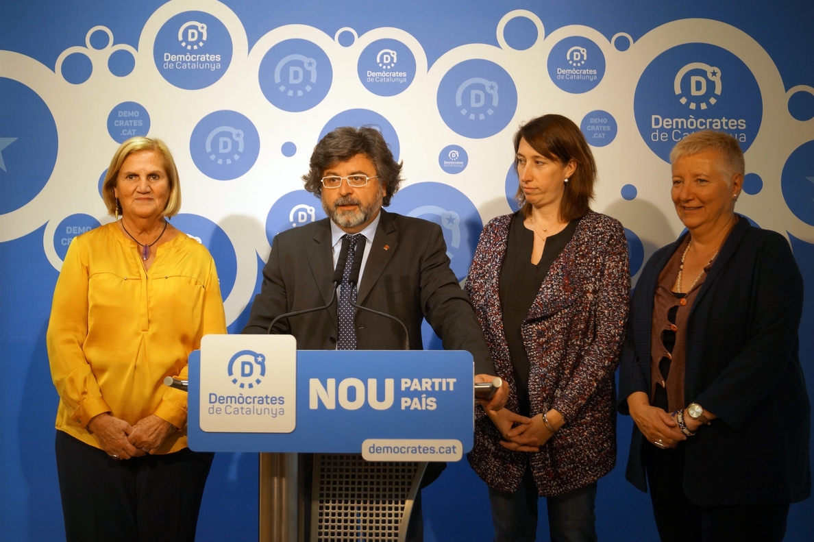 Demòcrates pide a Puigdemont «activar» la declaración de independencia como réplica a Rajoy