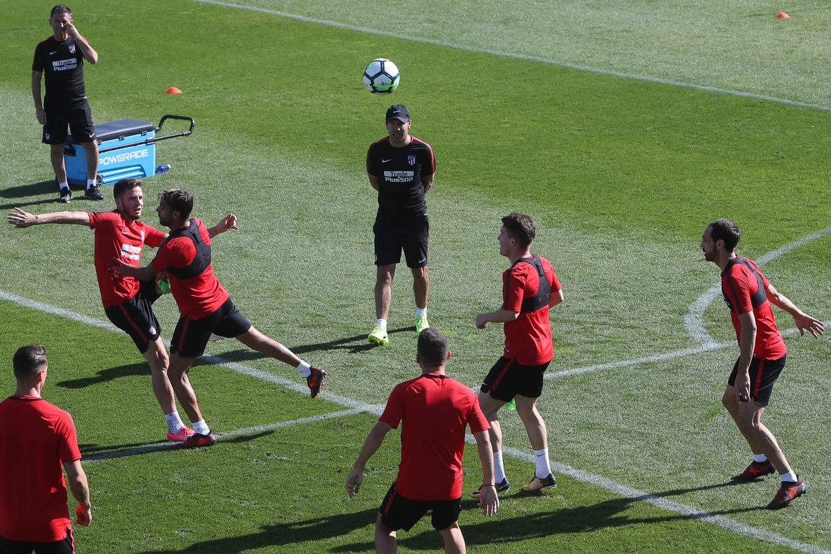 Simeone pide ser «contundente cara a gol» ante el Barcelona y apuesta por Correa