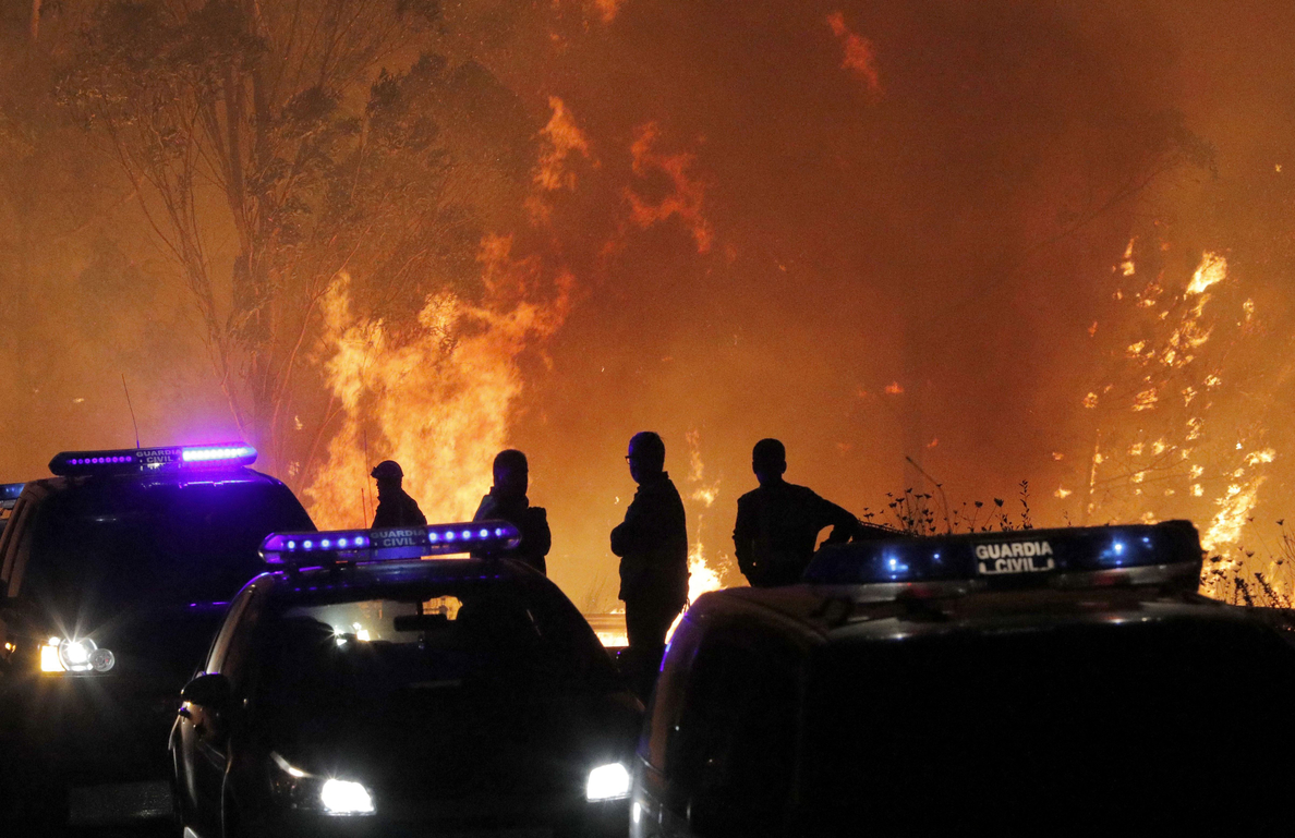 Veinte desalojados por el incendio forestal de Degaña (Asturias)