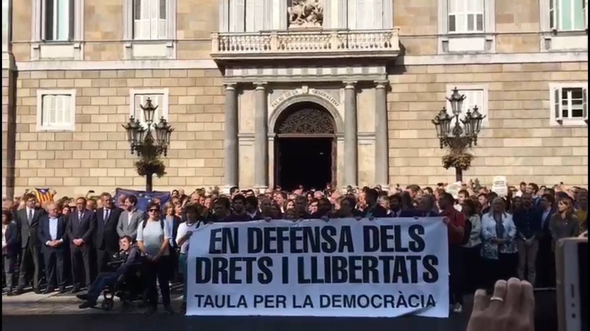 Puigdemont y Colau encabezan una concentración en Barcelona contra las detenciones