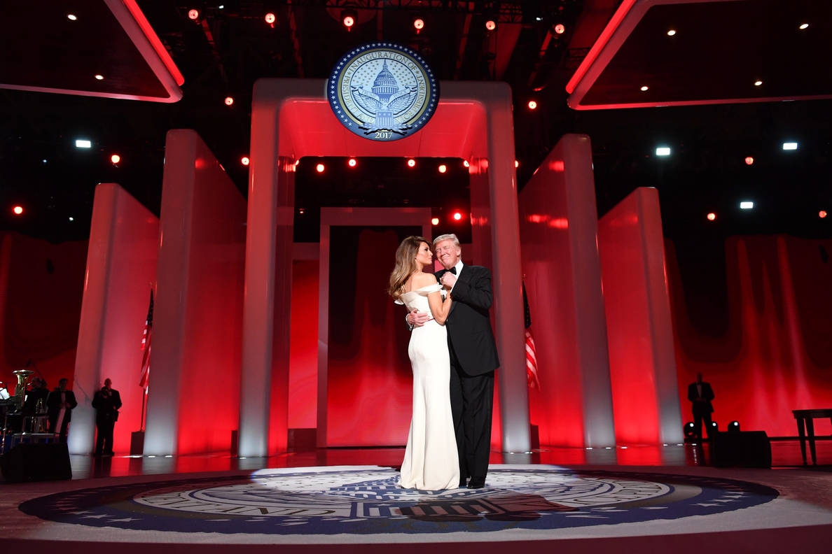 Melania Trump donará al Smithsonian el vestido del primer baile presidencial
