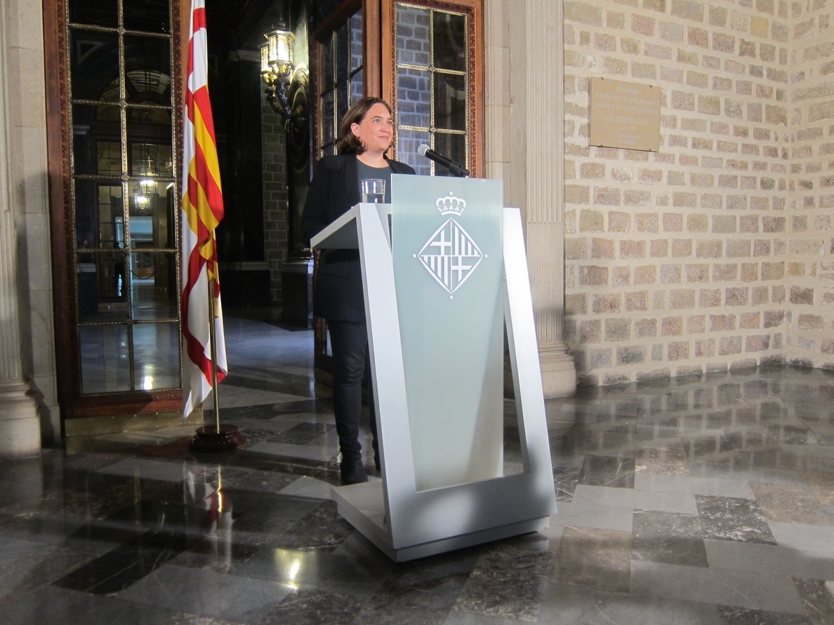 Colau cree que la decisión de Rajoy es un «ataque grave» a los derechos y libertades de todos