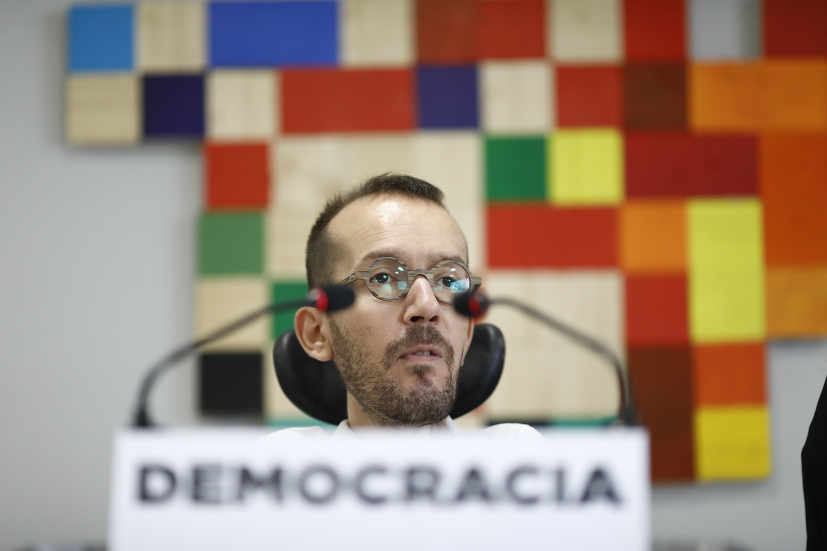 Podemos acusa a Rajoy de «suspender la democracia en Cataluña y en España», con el apoyo del PSOE