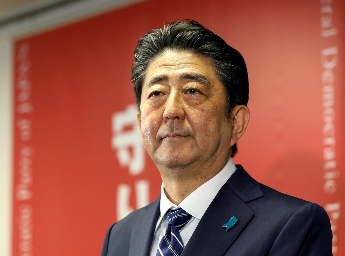 Abe arrasa y repite como presidente de Japón