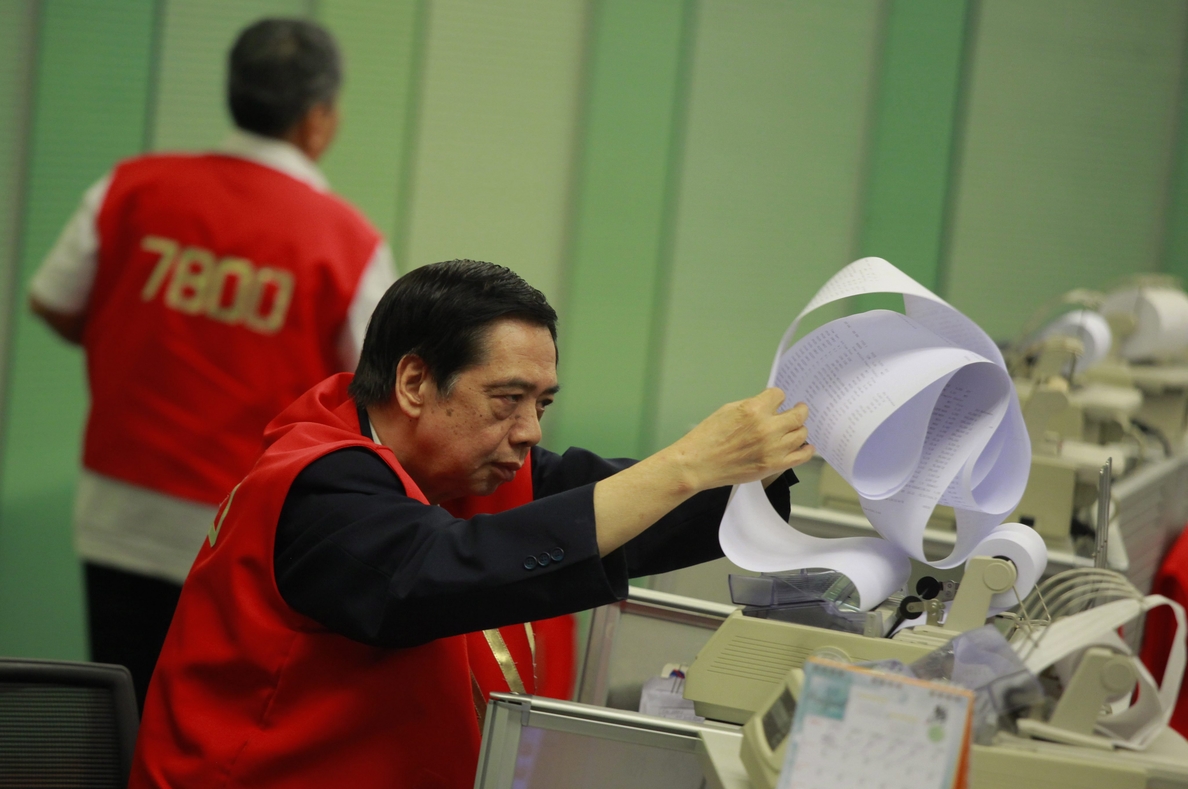 El Hang Seng baja un 0,67 por ciento a media sesión