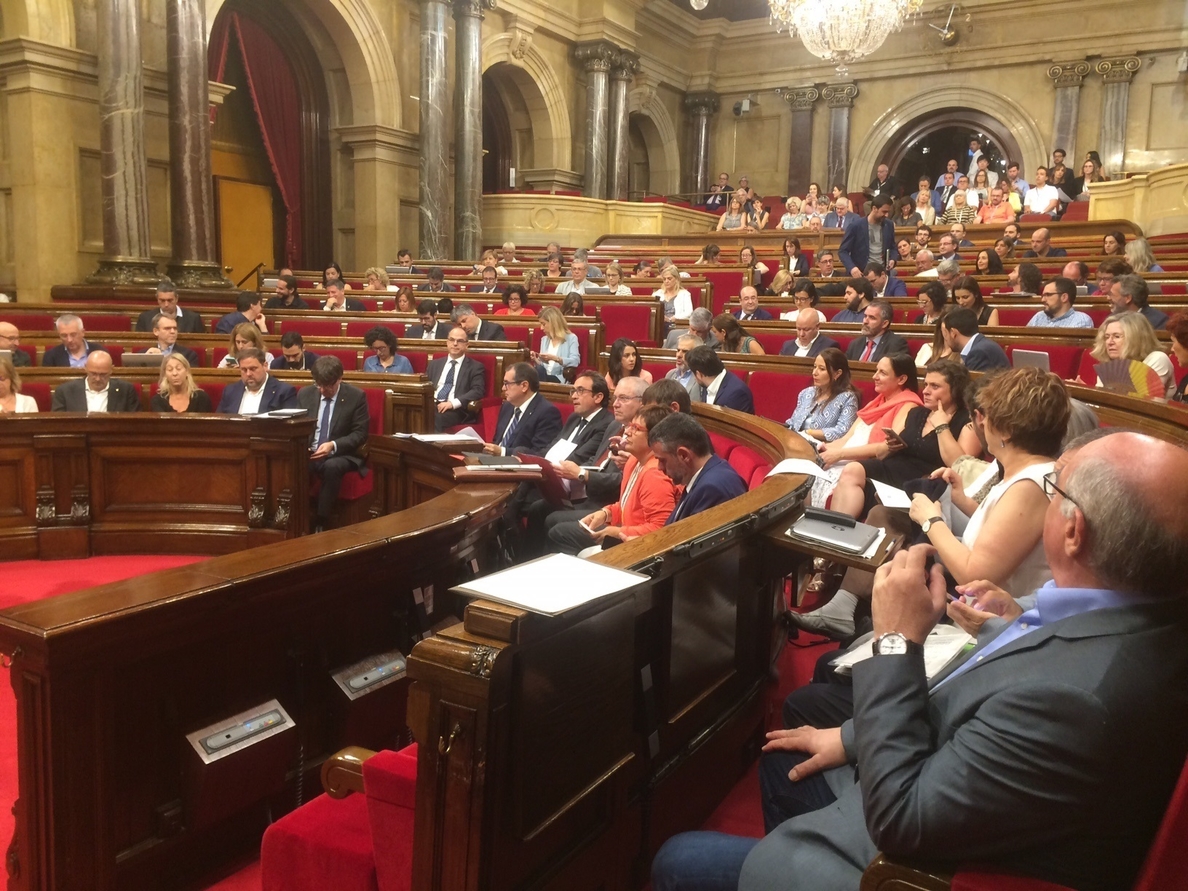 El Parlamento catalán aborda este lunes cuándo y cómo afrontar el 155 y la independencia