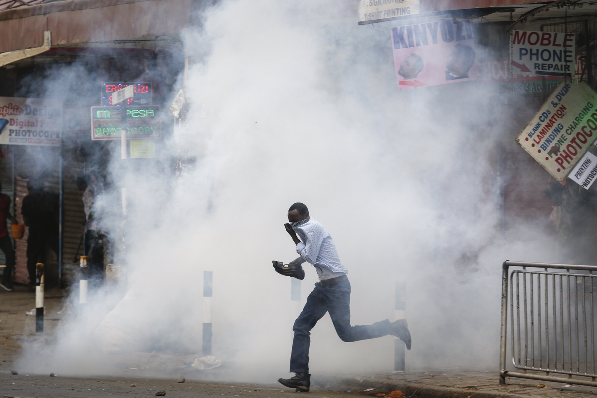 La Policía dispersa con gas lacrimógeno protestas preelectorales en Kenia