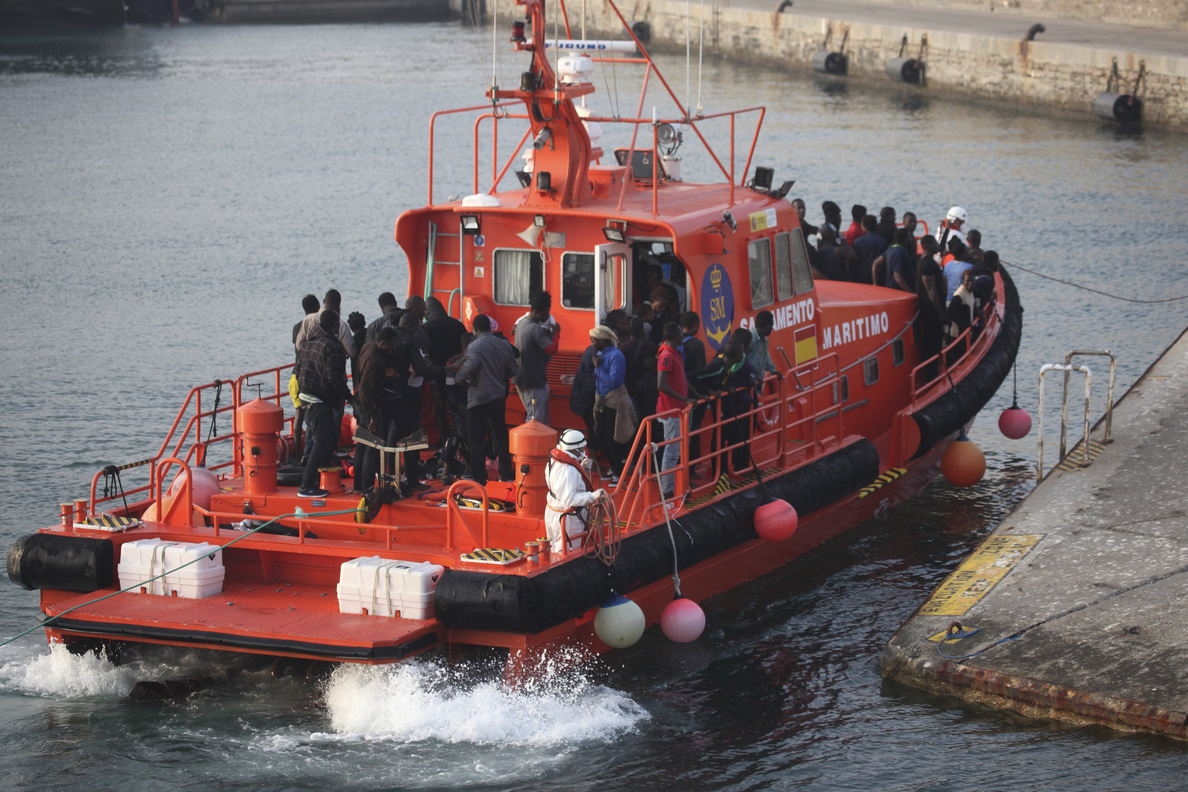 Rescatados seis inmigrantes de una patera en el Estrecho de Gibraltar