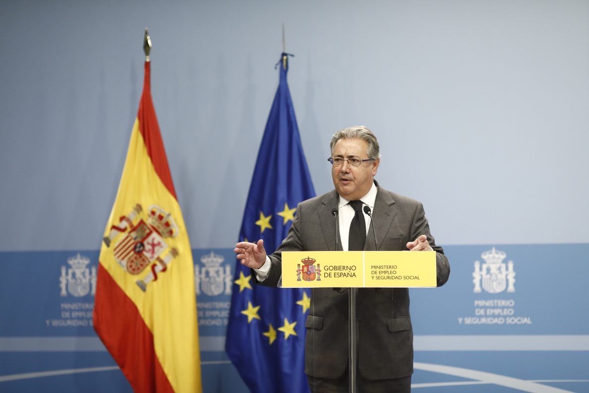 Zoido «no especula» sobre el control de los Mossos y dice que Puigdemont responderá por sus «graves irresponsabilidades»