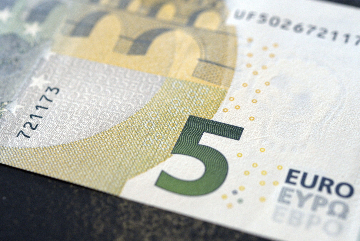 El euro sube a 1,1829 dólares